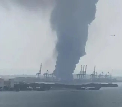 突發(fā)劇烈爆炸！南美大港陷入火海